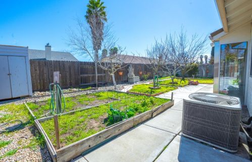 754 Meadowlark Ave, Los Banos CA  93635-3020 exterior