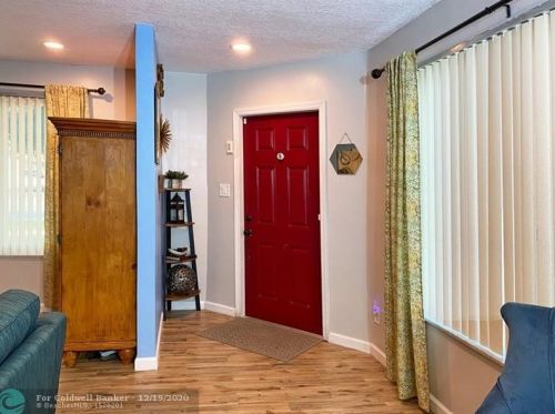 6870 2nd St, Hollywood, FL 33023-1106