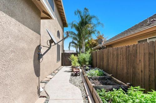 1219 Ruess Rd, Ripon CA  95366-9425 exterior