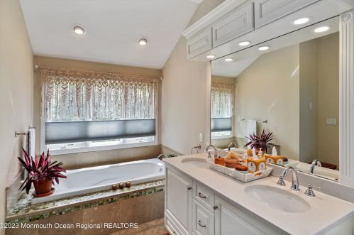 17 Grant Pl, Tinton Falls NJ  07701-2117 exterior