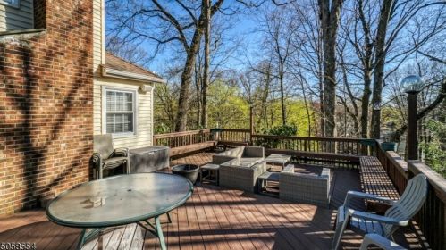 560 Lynne Dr, Greystone Park NJ  07950-3336 exterior