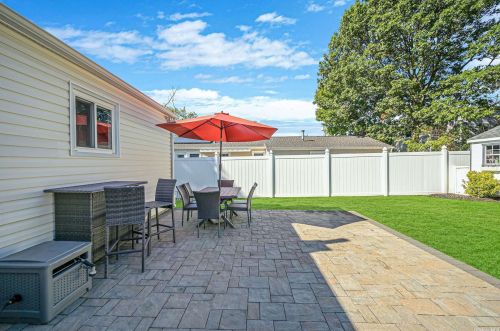 1210 6th St, Babylon, NY 11704-4548