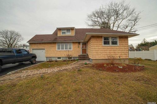 151 Nassau Ave, Babylon, NY 11704-2860