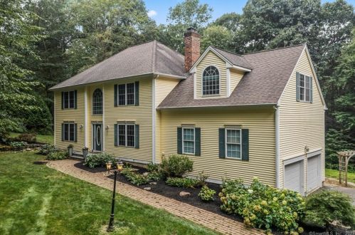 35 Narragansett Trl, Sandy Hook, CT 06482-1147