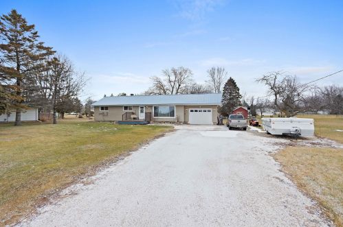733 Washington Ave, Cleveland WI  53015-1521 exterior