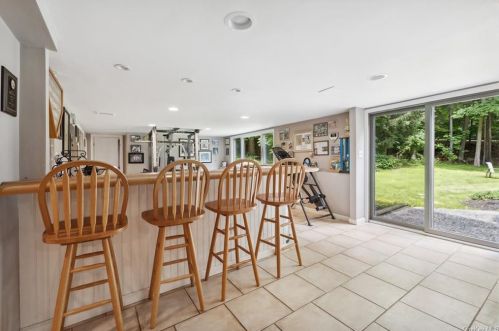 2 Old Farm Ct, West Nyack NY  10994-1210 exterior