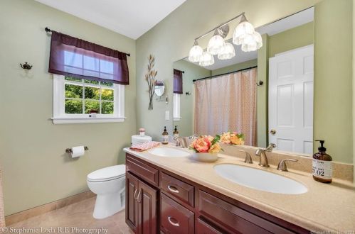 812 Pleasant St, Southington CT  06489-2015 exterior