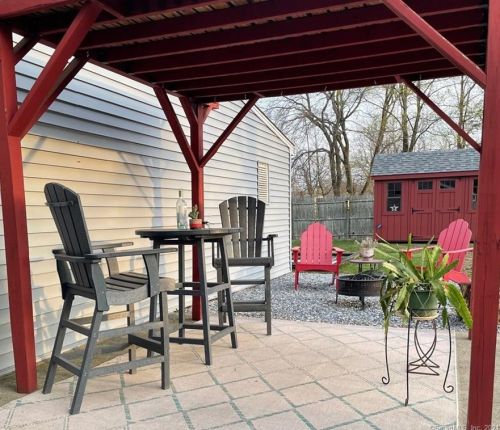 39 Laurel Rd, Windsor Locks CT 06096-2033 exterior