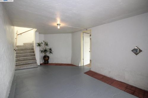 694 Templeton Ave, Daly City, CA 94014-1257