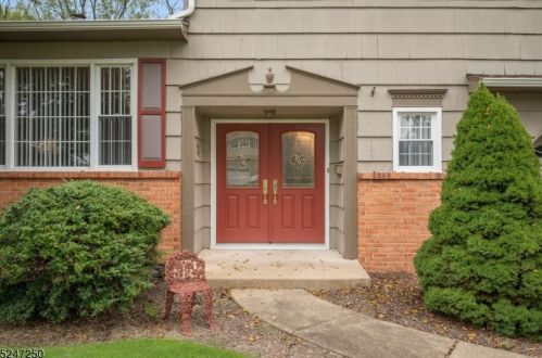 8 Laurel Ct, Verona, NJ 07044-1712
