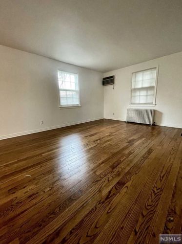 41 Elmwood Ter, Elmwood Park, NJ 07407-1728