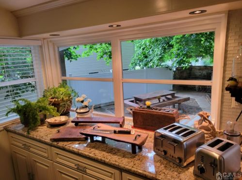 2 Metuchen Ave, Woodbridge NJ  07095-1923 exterior