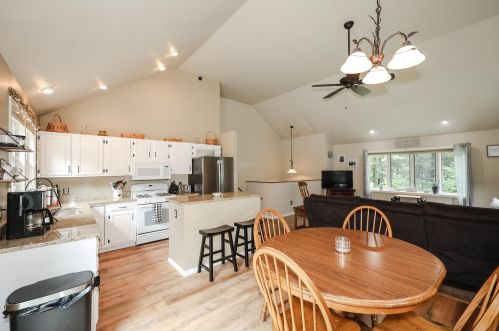 100 Mount Delight Rd, Deerfield NH  03037-1318 exterior