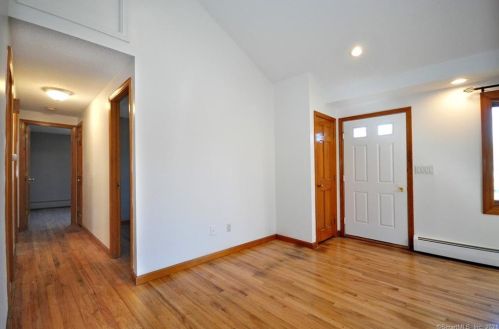 24 Spruce St, Bloomfield, CT 06002-2825