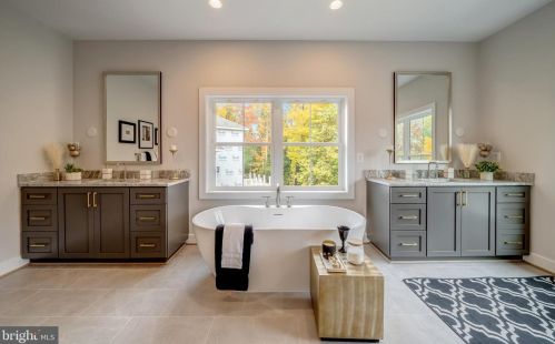 6580 Brooks Pl, Falls Church VA  22044-1105 exterior