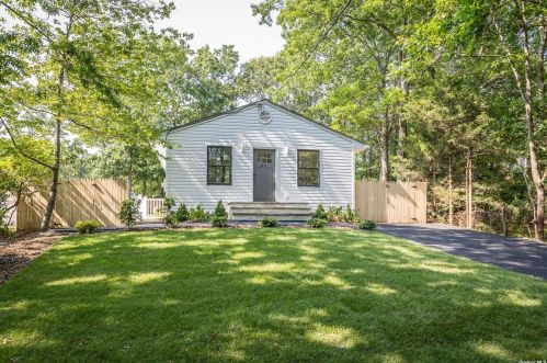 83 Elm St, Baiting Hollow, NY 11933-9784