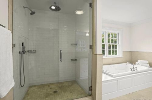 882 Silvermine Rd, New Canaan CT  06840-4332 exterior
