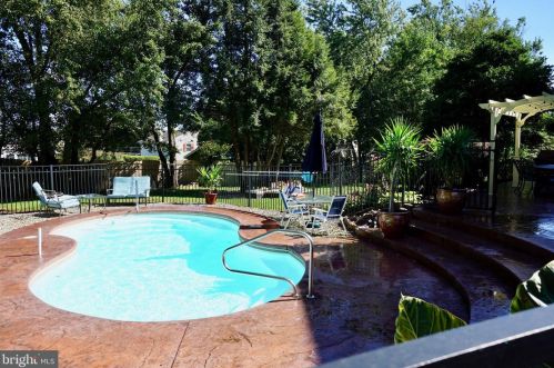 32 Sunrise Ct, Southampton PA 18966-1981 exterior