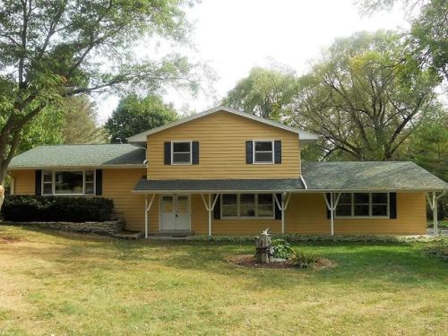 3322 Silver Lake Dr, Oconomowoc, WI 53066-4768