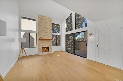3659 Country Club Dr, Long Beach, CA 90807-3868