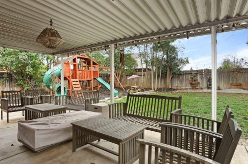 9020 Lismore Dr, Elk Grove CA  95624-2661 exterior