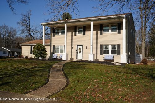 40 Sandburg Dr, Morganville, NJ 07751-1444