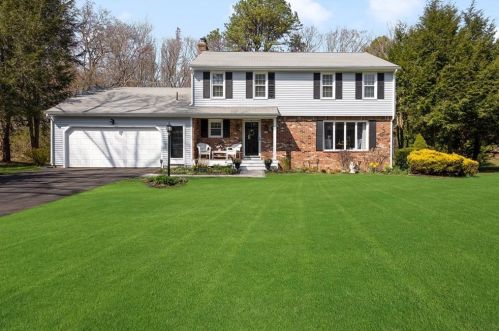 76 Tomahawk Cir, South Kingstown, RI 02874-2111