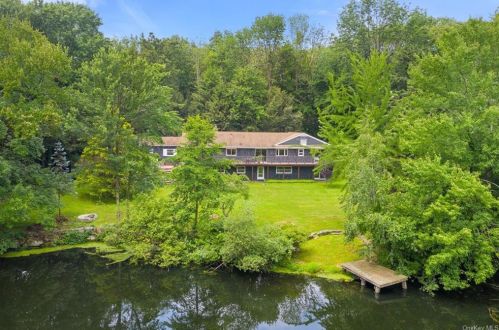 1 Robin Hood Rd, Scotts Corners, NY 10576-2309