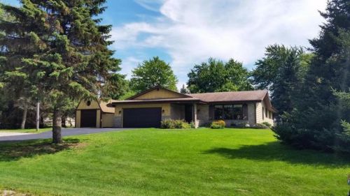 3381 Maple Dr, Hubertus, WI 53033-9674