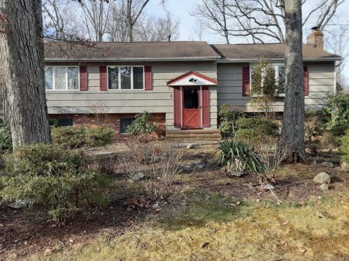 2 Marjorie Dr, Airmont, NY 10901-7707