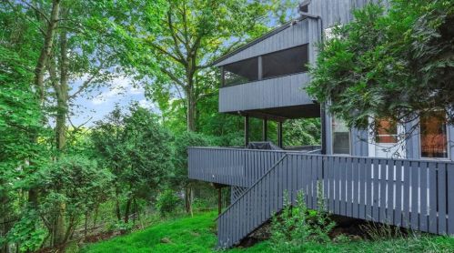 132 Woodland Dr, Pleasantville NY  10570-3612 exterior