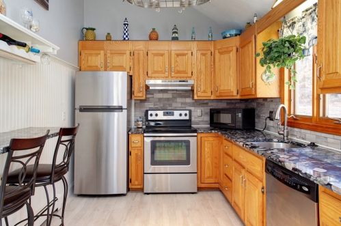 6 Poplar Dr, Mashpee MA 02649-2064 exterior