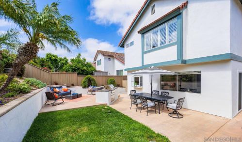1996 Elm Ridge Dr, Vista, CA 92081-7353