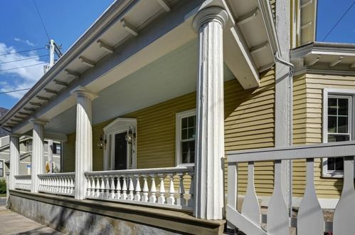 17 Old Beach Rd, Middletown, RI 02840-3235