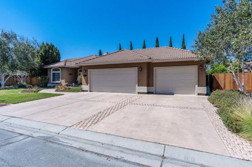 415 Bobbys Ln, Hollister, CA 95023-6635