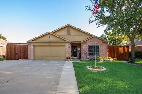 1013 Greenbend Dr, Denton, TX 76210-8677