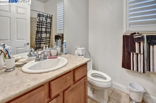 1549 Maple Valley St, Manteca CA 95336-5127 exterior