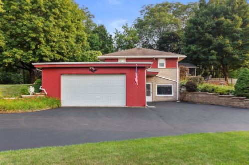 2695 Amor Dr, Waukesha, WI 53146-2302