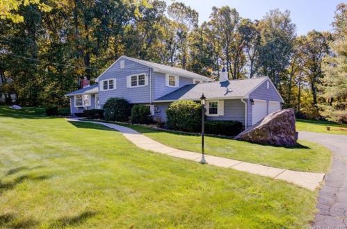 27 Laurel Ln, Waterbury, CT 06712-1411