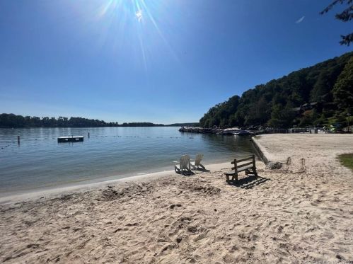 1 Bch Dr, Danbury CT  06812-3425 exterior