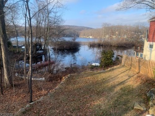 44 Strawberry Point Dr, Andover NJ  07821-3704 exterior