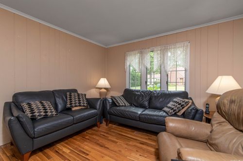 305 9th Ave, Elwood NY  11731-2127 exterior