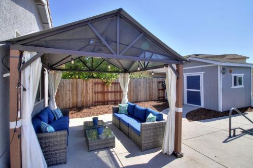 9674 Two Harbors Dr, Elk Grove CA  95624-4491 exterior