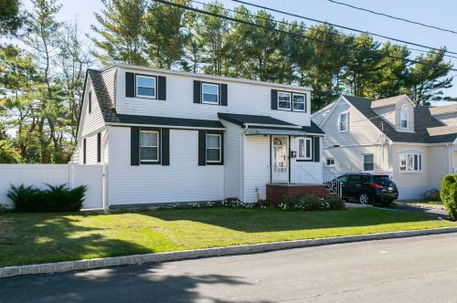 160 Peconic Ave, Babylon, NY 11704-5225