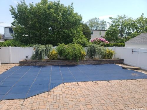 4 Iram Pl, Bethpage NY  11714-2832 exterior