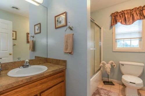 16 Patricks Ct, Wallingford CT  06492-2692 exterior