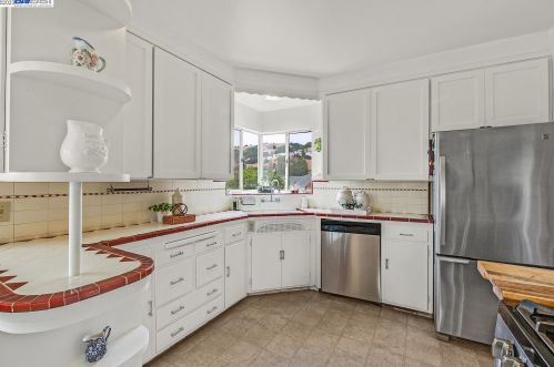 1320 Sandelin Ct, San Leandro CA  94577-3950 exterior