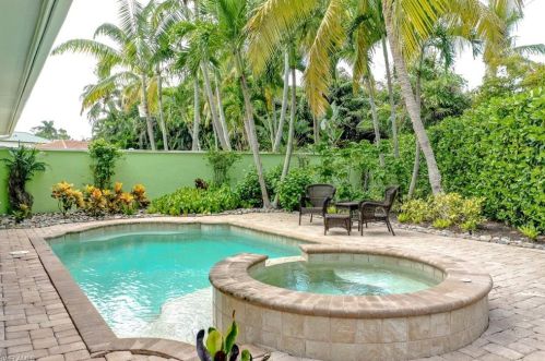 529 Fairway Ter, Naples, FL 34103-4418
