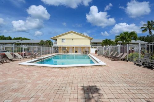 4631 Bayshore Dr, Naples FL  34112-6550 exterior