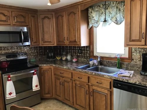 35 Dydo Dr, Uncasville, CT 06382-1809